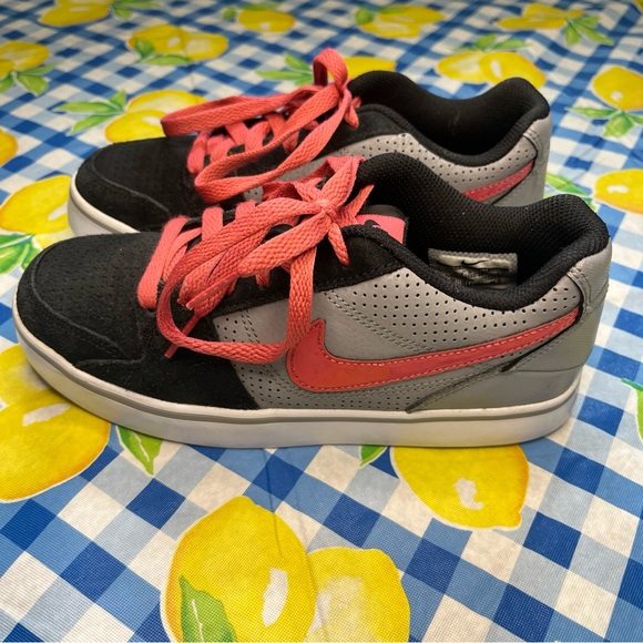 Nike Ruckus Low Top 443092-061 Size 4Y Pink/Gray/Black With Pink Swoosh - Picture 3 of 8